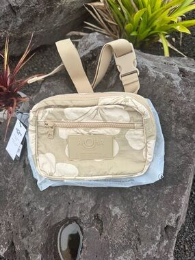 ALOHA Collection Hana Hou Keep It Light Hip Pack Creme Dune NWT